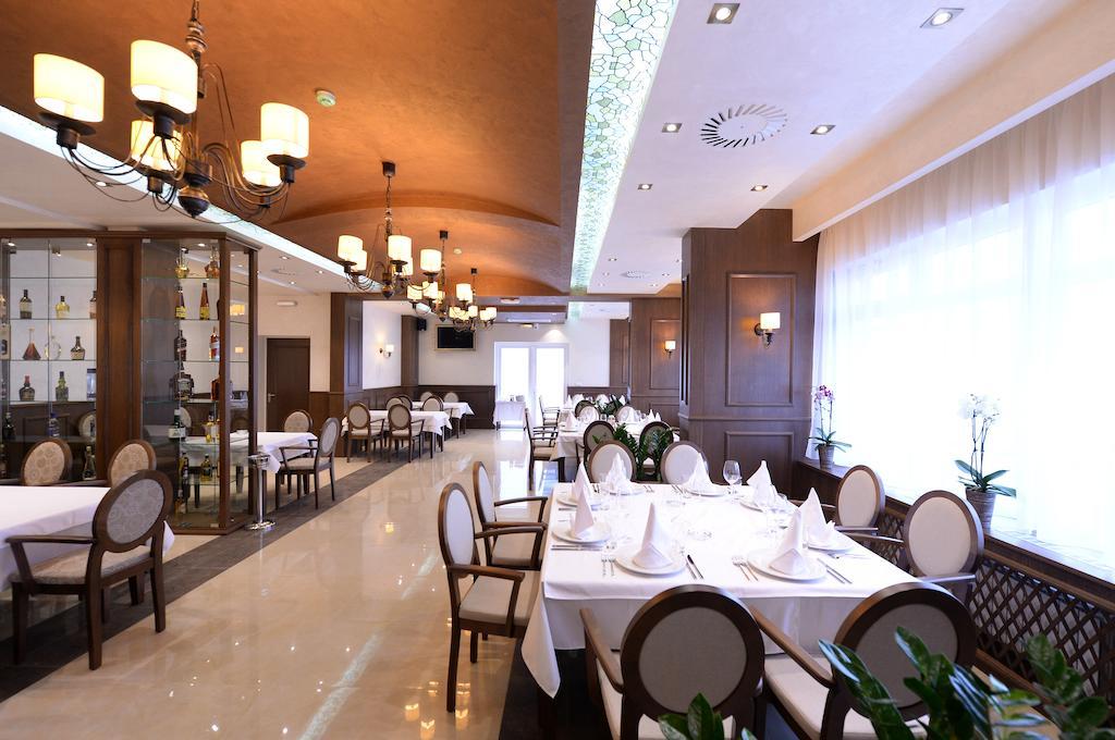 Hotel Majdan Belgrado Buitenkant foto