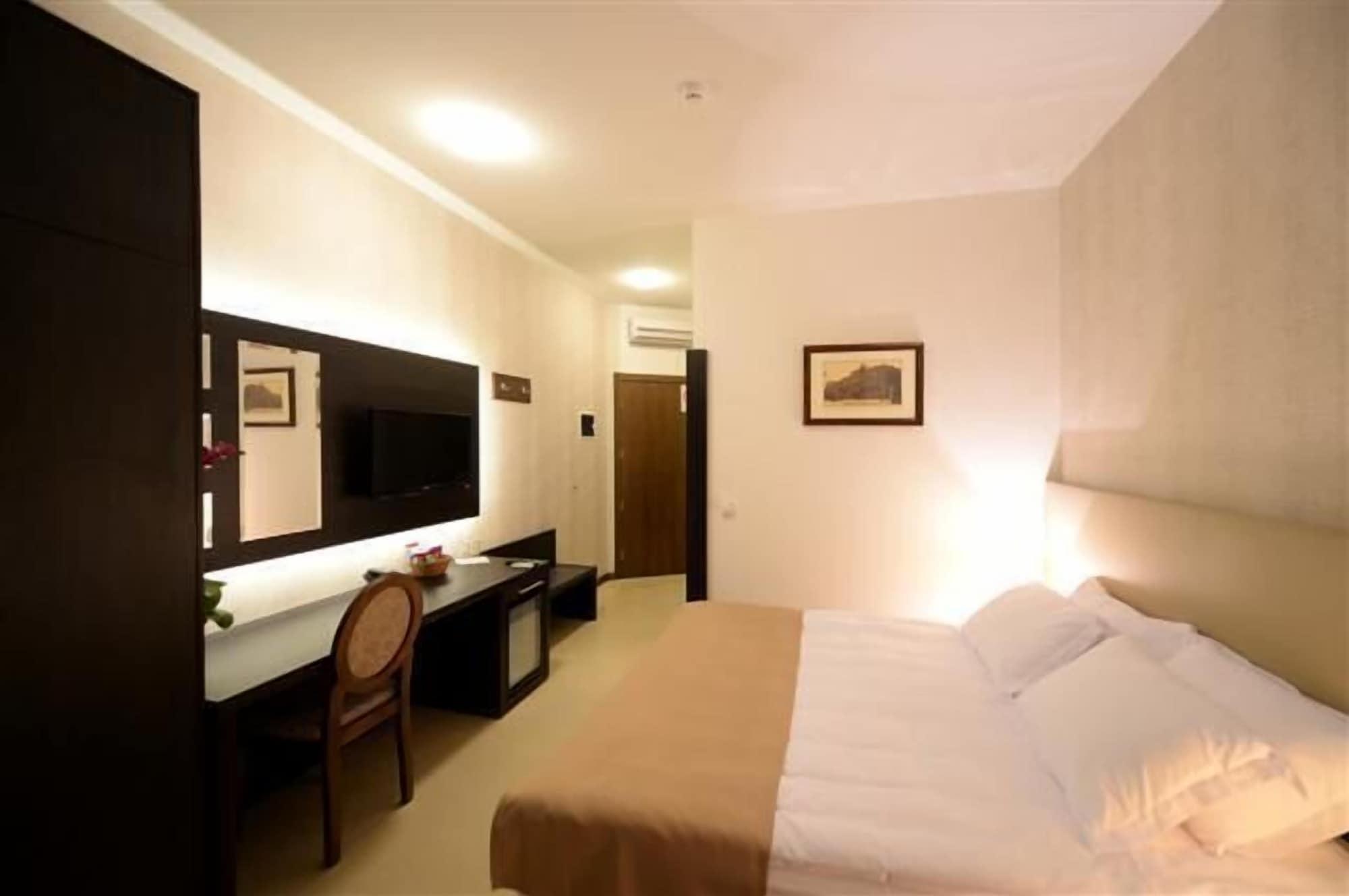 Hotel Majdan Belgrado Buitenkant foto