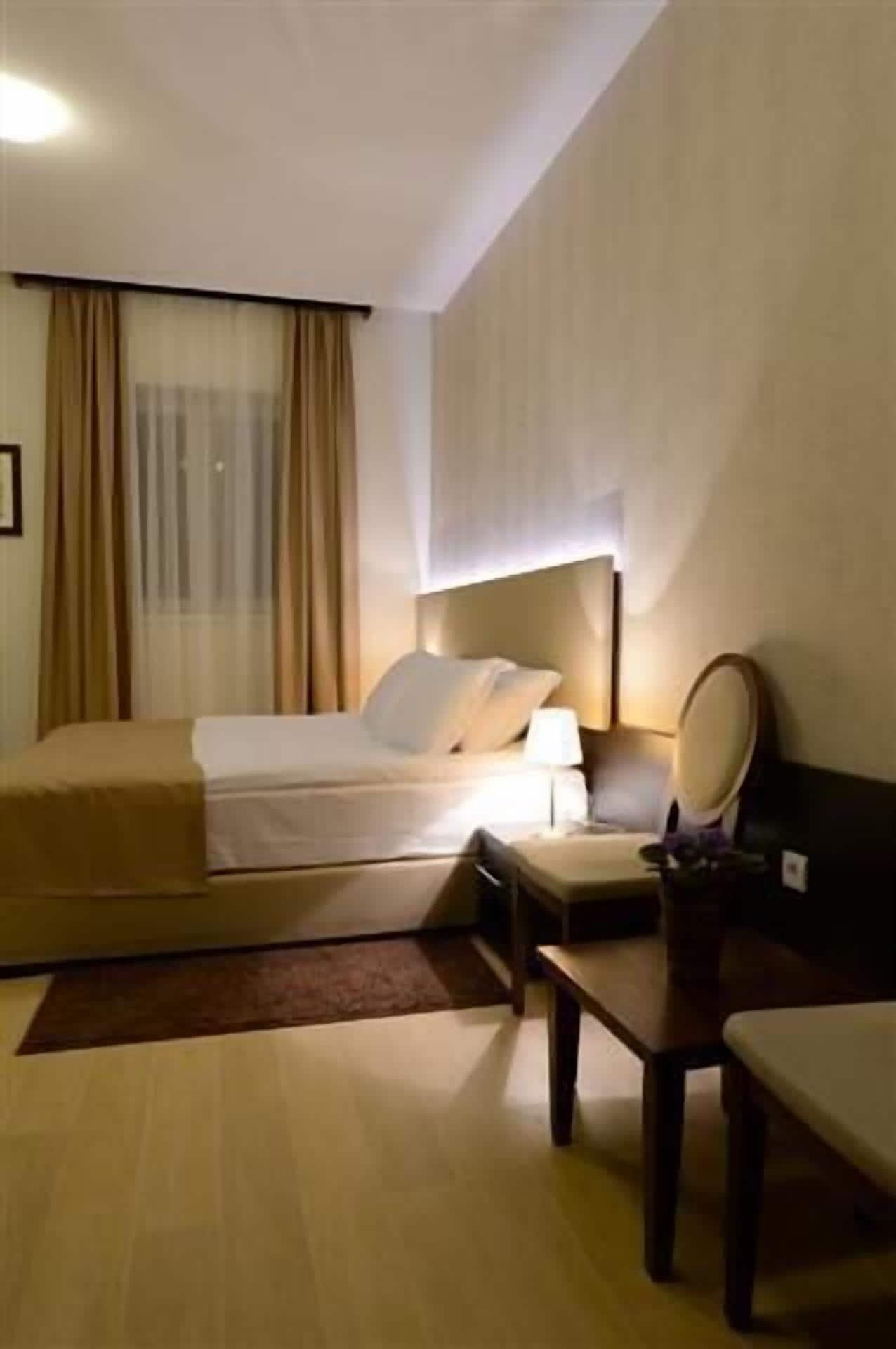 Hotel Majdan Belgrado Buitenkant foto