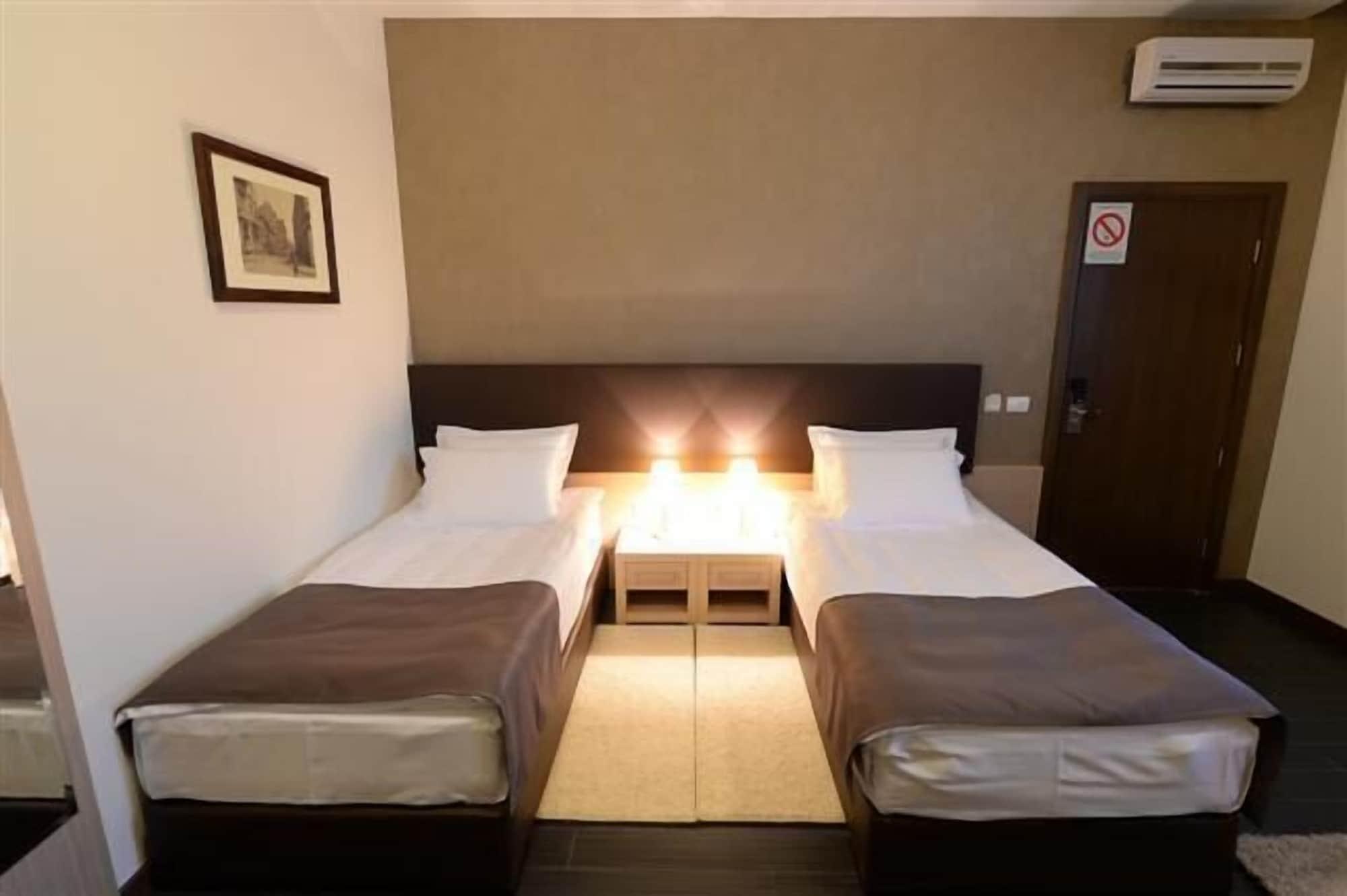 Hotel Majdan Belgrado Buitenkant foto
