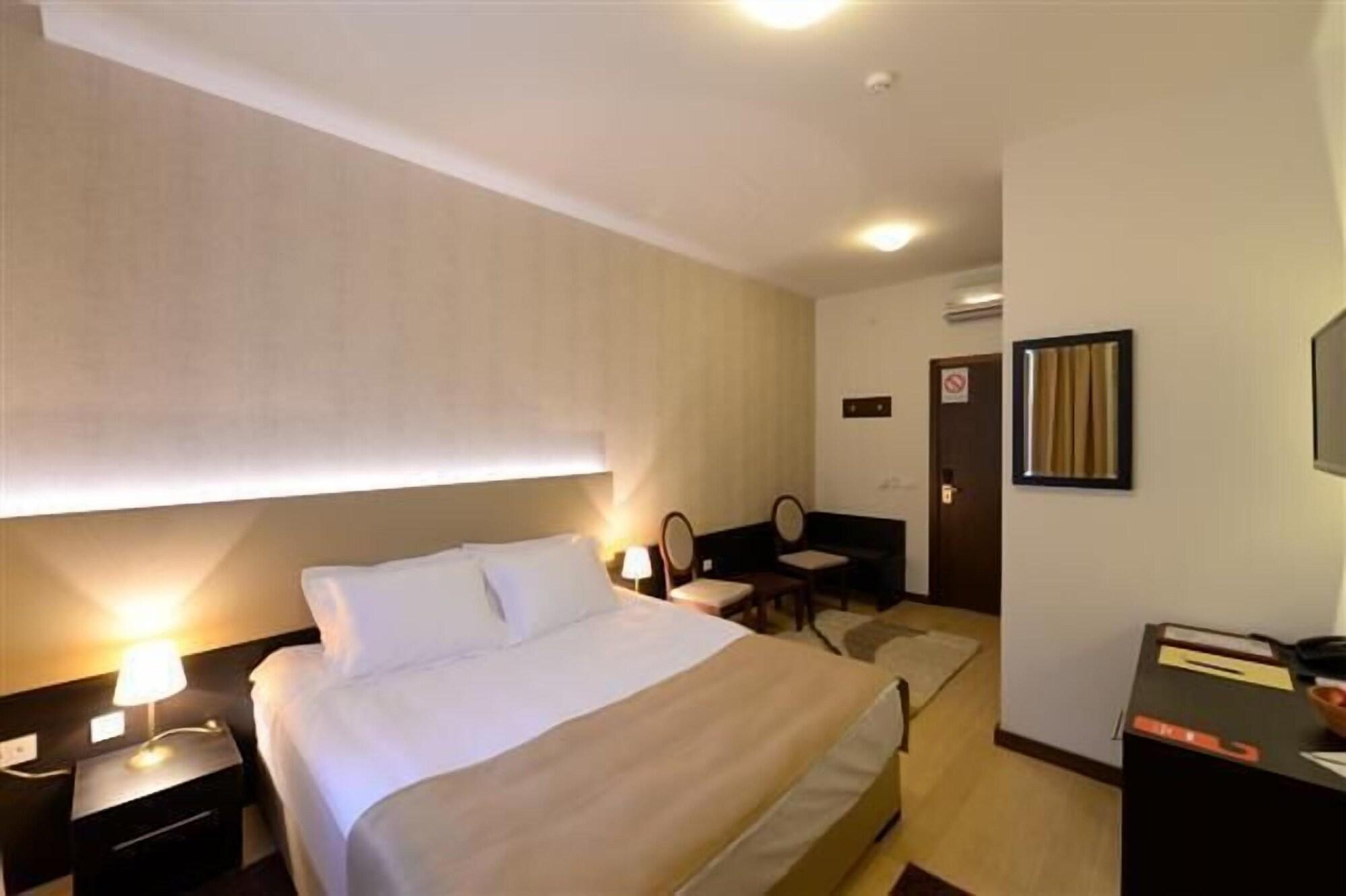 Hotel Majdan Belgrado Buitenkant foto