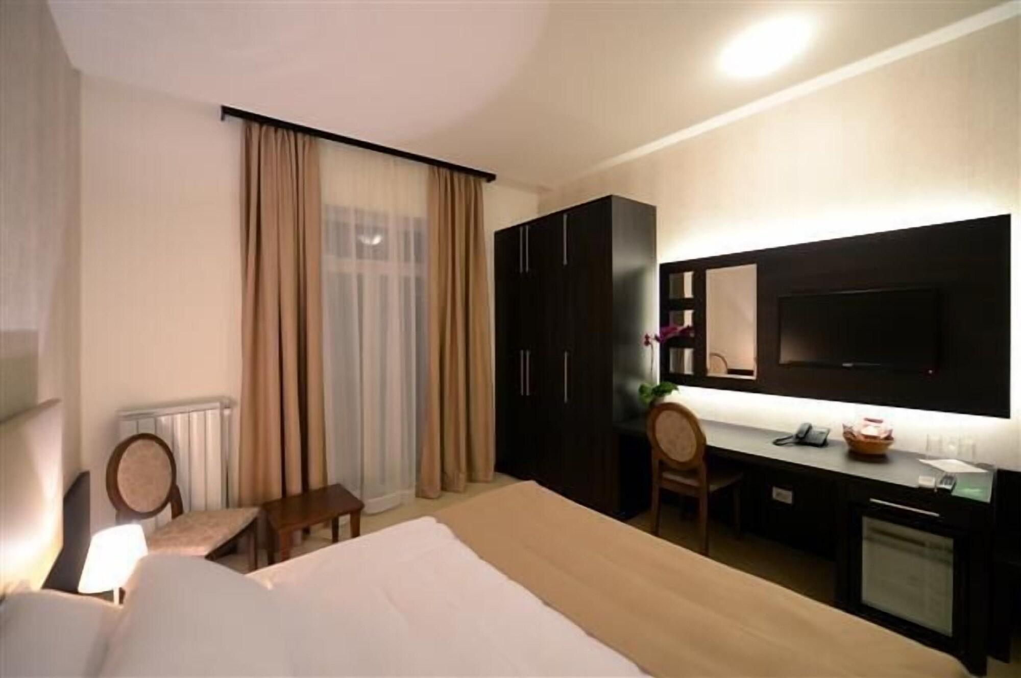 Hotel Majdan Belgrado Buitenkant foto