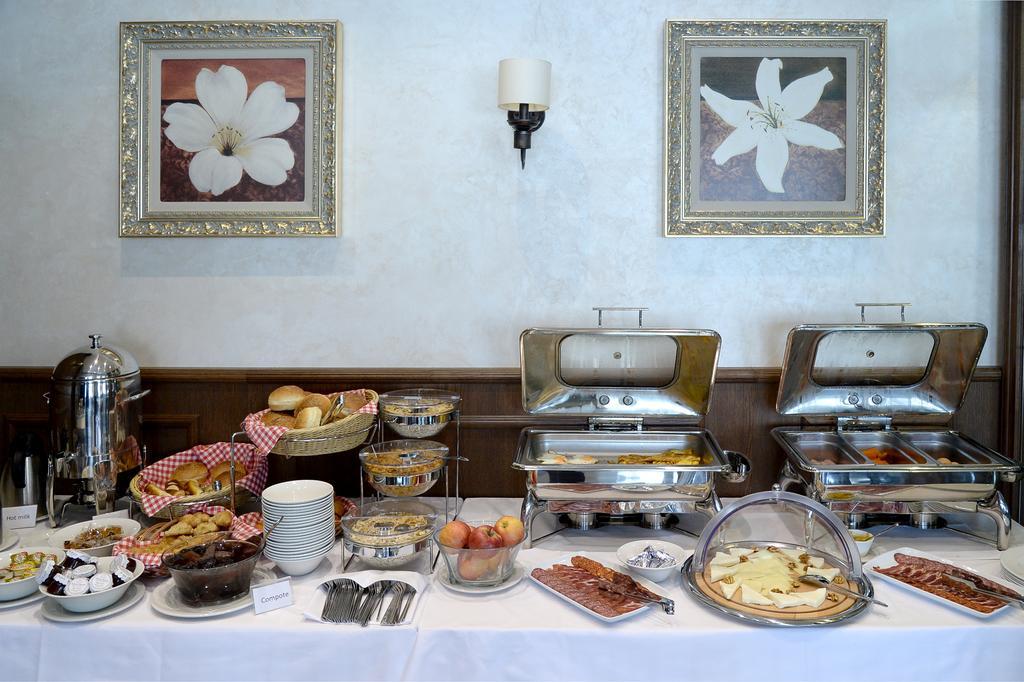 Hotel Majdan Belgrado Buitenkant foto
